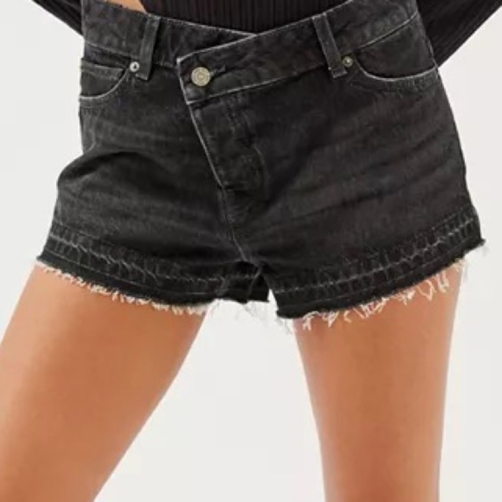 NWT URBAN OUTFITTERS SHORTS BDG Asymmetrical A-Line Cutoff Denim Short